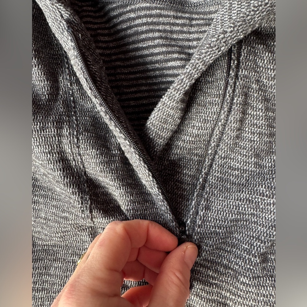 Size 4 Lululemon base layer - Picture 4 of 6